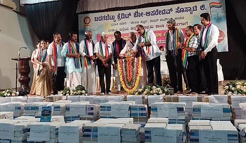 ಉಡುಪಿಯಲ್ಲಿ ಬಡಗುಬೆಟ್ಟು ಸೊಸೈಟಿ ಆಯೋಜಿಸಿದ್ದ ಶೈಕ್ಷಣಿಕ ಕೊಡುಗೆಗಳ ಕಾರ್ಯಕ್ರಮವನ್ನು ಪಿಜಿಆರ್​ ಸಿಂಧ್ಯಾ ಉದ್ಘಾಟಿಸಿದರು. ಯಶ್​ಪಾಲ್​ ಸುವರ್ಣ, ಜಯಕರ್​ ಶೆಟ್ಟಿ ಇಂದ್ರಾಳಿ, ಮನೋಹರ್​ ಶೆಟ್ಟಿ, ಪುರುಷೋತ್ತಮ್​ ಶೆಟ್ಟಿ, ದಾಮೋದರ್​ ಶರ್ಮ, ರಾಜೇಶ್​ ಶೇರಿಗಾರ್​, ಜಾರ್ಜ್​ ಸ್ಯಾಮ್ಯುಯೆಲ್​ ಇತರರಿದ್ದರು.