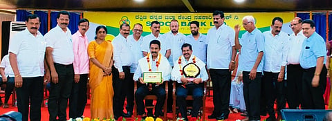 ಮಂಗಳೂರಿನಲ್ಲಿ ಉಡುಪಿಯ ಬಡಗಬೆಟ್ಟು ಕ್ರೆಡಿಟ್​ ಕೋ-ಆಪರೇಟಿವ್​ ಸೊಸೈಟಿಯ ಬಿ.ಜಯಕರ್​ ಶೆಟ್ಟಿ ಇಂದ್ರಾಳಿ ಹಾಗೂ ರಾಜೇಶ್​ ವಿ. ಶೇರಿಗಾರ್​ 'ಸಾಧನಾ' ಪ್ರಶಸ್ತಿ ಸ್ವೀಕರಿಸಿದರು. ಡಾ. ಎಂ.ಎನ್​. ರಾಜೇಂದ್ರಕುಮಾರ್​, ಎಲ್​.ಉಮಾನಾಥ, ಪ್ರವಿಣಕುಮಾರ್​, ಲಾವಣ್ಯಾ ಕೆ.ಆರ್​. ಇತರರಿದ್ದರು.