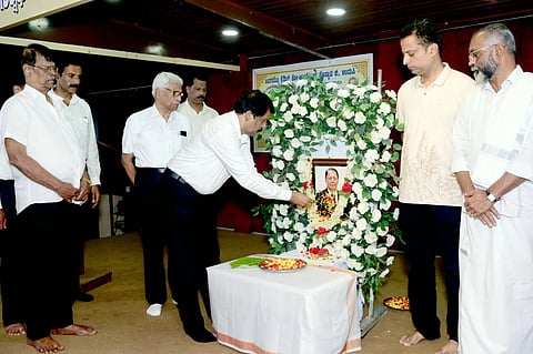 ಉಡುಪಿಯ ಬಡಗಬೆಟ್ಟು ಸೊಸೈಟಿಯಲ್ಲಿ ಆಯೋಜಿಸಿದ್ದ ನುಡಿನಮನ ಕಾರ್ಯಕ್ರಮದಲ್ಲಿ ಜಾರ್ಜ್​ ಸ್ಯಾಮ್ಯುಯೆಲ್​ ಭಾವಚಿತ್ರಕ್ಕೆ ಬಿ.ಜಯಕರ್​ ಶೆಟ್ಟಿ ಇಂದ್ರಾಳಿ ಪುಷ್ಮ ನಮನ ಸಲ್ಲಿಸಿದರು. ಸದಾಶಿವ್​ ನಾಯ್ಕ್​, ಪುರುಷೋತ್ತಮ್​ ಶೆಟ್ಟಿ, ಮನೋಹರ್​ ಎಸ್​. ಶೆಟ್ಟಿ, ರಂಜನ್​ ಮನೋಹರ್​ ಇತರರಿದ್ದರು.