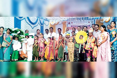ಕುರುಗೋಡು ತಾಲೂಕಿನ ಬಾದನಹಟ್ಟಿ ಸರ್ಕಾರಿ ಹಿರಿಯ ಪ್ರಾಥಮಿಕ ಶಾಲೆಯಲ್ಲಿ ಕ್ಲಸ್ಟರ್ ಮಟ್ಟದ ಪ್ರತಿಭಾ ಕಾರಂಜಿ ಕಾರ್ಯಕ್ರಮದಲ್ಲಿ ವಿದ್ಯಾರ್ಥಿಗಳು ಛದ್ಮವೇಷ ಧರಿಸಿ ಗಮನ ಸೆಳೆದರು. 