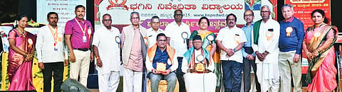 Bhagini school ಹುಬ್ಬಳ್ಳಿಯ ನವನಗರದ ಭಗಿನಿ ನಿವೇದಿತಾ ಶಾಲೆಯ ವಾರ್ಷಿಕೋತ್ಸವದಲ್ಲಿ ಅತಿಥಿಗಳಾಗಿದ್ದ ಸು. ರಾಮಣ್ಣ, ಉದ್ಯಮಿ ನಿಂಗಣ್ಣ ಬಿರಾದಾರ ಅವರನ್ನು ಸನ್ಮಾನಿಸಲಾಯಿತು. ಜಿ.ಎಲ್​. ರಾಜಬನ್ಸಿ, ರಾಜು ಹೈಬತ್ತಿ, ಕರವೀರಪ್ಪ ಮಡಿವಾಳರ, ಬಿ.ಟಿ. ಪೋಳ, ಈಶ್ವರ ಮಾಳಣ್ಣವರ, ಇತರರು ಇದ್ದರು.