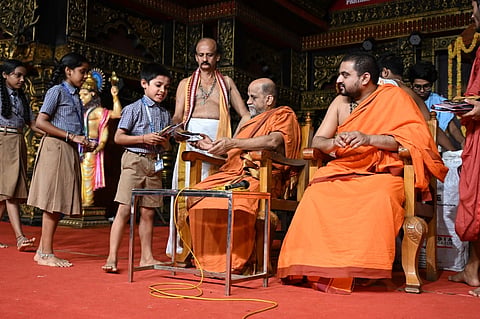 ಗೀತಾ ಸ್ಪರ್ಧೆಯಲ್ಲಿ ವಿಜೇತರಾದ ಮಕ್ಕಳಿಗೆ ಸುಗುಣೇಂದ್ರ ಶ್ರೀ ಬಹುಮಾನ ವಿತರಿಸಿದರು. ಸುಶ್ರೀಂದ್ರ ಶ್ರೀ ಉಪಸ್ಥಿತರಿದ್ದರು.