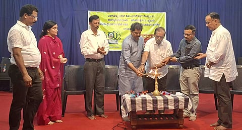 ಬೈಲೂರಿನ ಮಹಿಷಮರ್ಧಿನಿ ದೇವಸ್ಥಾನದಲ್ಲಿ ಆಯೋಜಿಸಿದ್ದ 'ಹಸಿರು ನನ್ನೂರು ಬೈಲೂರು' ಚಿತ್ರಕಲಾ ಸ್ಪರ್ಧೆಯನ್ನು ಜಯಕರ್​ ಶೆಟ್ಟಿ ಇಂದ್ರಾಳಿ ಉದ್ಘಾಟಿಸಿದರು. ಡಾ. ಶ್ರದ್ಧಾ ಶೆಟ್ಟಿ, ಡಾ. ಎಂ.ಸಿ. ರೆಡ್ಡಪ್ಪ, ಮೋಹನ್​ ಮುದ್ದಣ್ಣ ಶೆಟ್ಟಿ, ಸತೀಶ್​ ರಾವ್​, ಪ್ರಭಾಕರ್​ ಭಂಡಾರಿ, ಪ್ರವಿಣಕುಮಾರ್​ ಇದ್ದರು.