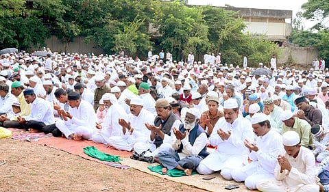 bakrid ಹುಬ್ಬಳ್ಳಿಯ ಅಮರಗೋಳದಲ್ಲಿ ಗುರುವಾರ ಬಕ್ರೀದ್​ ಅಂಗವಾಗಿ ಸಾಮೂಹಿಕ ಪ್ರಾರ್ಥನೆ ಸಲ್ಲಿಸಲಾಯಿತು.