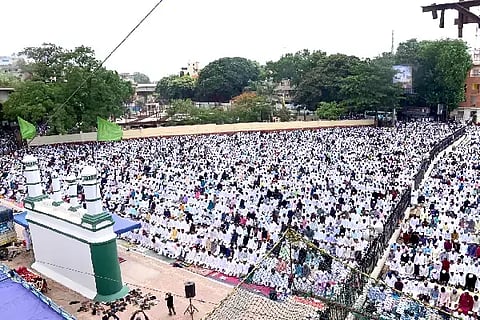 ಹುಬ್ಬಳ್ಳಿಯ ಕಿತ್ತೂರ ಚನ್ನಮ್ಮ ವೃತ್ತದ (Prayer)ಬಳಿಯ ಈದ್ಗಾ ಮೈದಾನದಲ್ಲಿ ಬಕ್ರೀದ್ ಹಬ್ಬದ ನಿಮಿತ್ತ ಮುಸ್ಲಿಮ್ು ಗುರುವಾರ ಸಾಮೂಹಿಕ ಪ್ರಾರ್ಥನೆ ಸಲ್ಲಿಸಿದರು.