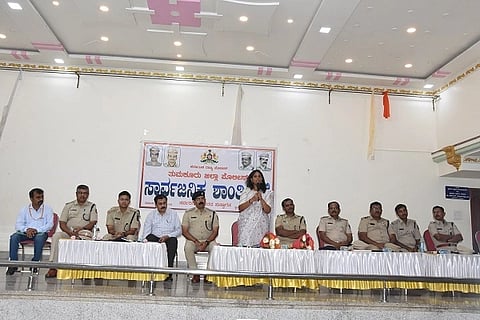 ತುಮಕೂರಿನಲ್ಲಿ ಬಕ್ರೀದ್​ ಹಬ್ಬದ ಹಿನ್ನೆಲೆ ಜಿಲ್ಲಾಡಳಿತದ ವತಿಯಿಂದ ಏರ್ಪಡಿಸಿದ್ದ ಶಾಂತಿ ಸಭೆಯಲ್ಲಿ ಜಿಲ್ಲಾಧಿಕಾರಿ ಶುಭಕಲ್ಯಾಣ್​ ಮಾತನಾಡಿದರು. ಕೆ.ವಿ.ಅಶೋಕ್​, ಬಿ.ಶೇಖರ್​, ಚಂದ್ರಶೇಖರ್​, ಡಾ.ರುದ್ರಪ್ರಸಾದ್​ ಮತ್ತಿತರರು ಇದ್ದರು. 