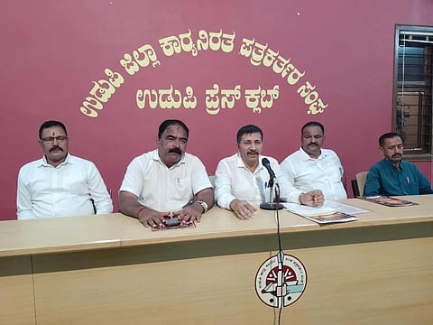 ಉಡುಪಿಯ ಪತ್ರಿಕಾ ಭವನದಲ್ಲಿ ನಡೆದ ಸುದ್ದಿಗೋಷ್ಠಿಯಲ್ಲಿ ಎಚ್​.ಜಯಪ್ರಕಾಶ್​ ಕೆದ್ಲಾಯ ಮಾತನಾಡಿದರು. ಹರೀಶ್​ ಶೆಟ್ಟಿ, ಕೀರ್ತಿ ಶೆಟ್ಟಿ, ರಮೇಶ್​ ಉಪಾಧ್ಯ, ಯೋಗೀಶ್​ ಶೆಟ್ಟಿ ಇದ್ದರು.