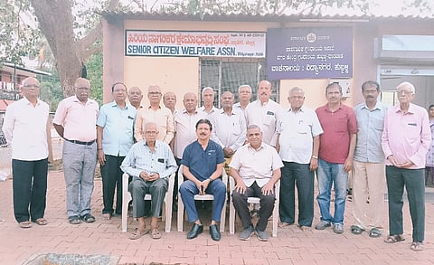 senior citizen ಹುಬ್ಬಳ್ಳಿಯ ವಿದ್ಯಾನಗರ ಹಿರಿಯ ನಾಗರಿಕರ ಕ್ಷೇಮಾಭಿವೃದ್ಧಿ ಸಂಘದಲ್ಲಿ ಏರ್ಪಡಿಸಿದ್ದ ಸಮಾರಂಭದಲ್ಲಿ ಡಾ. ಕ್ರಾಂತಿಕಿರಣ, ಎಂ.ಕೆ. ನಾಯ್ಕರ್​, ಪ್ರೊ. ಕೆ.ಎಸ್​. ಕೌಜಲಗಿ, ಎಸ್​.ಟಿ. ಭೈರಪ್ಪನವರ, ಸುಭಾಶ್ಚಂದ್ರ ಛತ್ರದ, ಇತರರು ಇದ್ದರು.