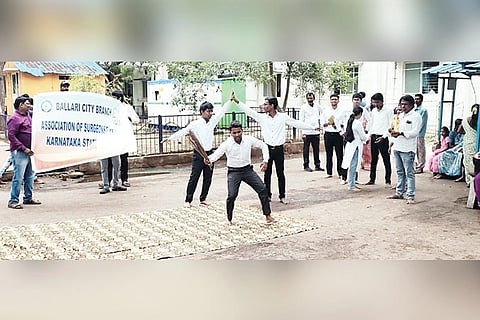 ಬಳ್ಳಾರಿ ಬಿಮ್ಸ್ ಆವರಣದಲ್ಲಿ ರಾಷ್ಟ್ರೀಯ ಶಸ್ತ್ರಚಿಕಿತ್ಸಕರ ಸಾಪ್ತಾಹಿಕ ಆಚರಣೆ ಅಂಗವಾಗಿ ವೈದ್ಯಕೀಯ ವಿದ್ಯಾರ್ಥಿಗಳು ಬೀದಿ ನಾಟಕ ಪ್ರದರ್ಶಿಸಿದರು. 