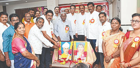 ಕಲಬುರಗಿಯಲ್ಲಿ ಪ್ರಾಥಮಿಕ ಶಾಲಾ ಶಿಕ್ಷಕರ ಸಂ ಭಾನುವಾರ ಆಯೋಜಿಸಿದ್ದ ಸತ್ಕಾರ ಸಮಾರಂಭದಲ್ಲಿ ಬಸವರಾಜ ಬಳೂಂಡಗಿ, ಆನಂದತೀರ್ಥ ಜೋಶಿ, ಭರತರಾಜ ಸಾವಳಗಿ, ಶಿವಾನಂದ ಪಾಸೋಡಿ, ಅಂಬಾದಾಸ ಪಾಟೀಲ್​, ಅರುಣಕುಮಾರ ಪಾಟೀಲ್​, ಮರಿಯಪ್ಪ ಹೊಸಮನಿ, ಪ್ರೇಮಸಿಂಗ್​ ರಾಠೋಡ್​, ರೇವಣಸಿದ್ದಯ್ಯ ವೈದ್ಯ ಇತರರಿದ್ದರು.