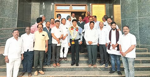 banajig ಹುಬ್ಬಳ್ಳಿಯಲ್ಲಿ ಮಂಗಳವಾರ ಜರುಗಿದ ಬಣಜಿಗ ಕ್ಷೇಮಾಭಿವೃದ್ಧಿ ಸಂಘದ ಪೂರ್ವಭಾವಿ ಸಭೆಯಲ್ಲಿ ಸಂಕ್ರಾಂತಿ ಸಂಭ್ರಮ ಕಾರ್ಯಕ್ರಮದ ಅಧ್ಯಕ್ಷ ಚನ್ನವೀರ ಮುಂಗರವಾಡಿ ಅವರನ್ನು ಸನ್ಮಾನಿಸಲಾಯಿತು. ಗೌರವಾಧ್ಯಕ್ಷ ಮಂಜುನಾಥ ಮುನವಳ್ಳಿ, ಗುರುಪಾದ ಶಿರೂರ, ಸಂದೀಪ ಕುಂಬಿ, ಈರಣ್ಣ ಮಳಗಿ, ಚನ್ನಬಸಪ್ಪ ಧಾರವಾಡಶೆಟ್ರು, ಸಿದ್ದಣ್ಣ ಕೇಶಪ್ಪನವರ ಇತರರು ಇದ್ದರು.