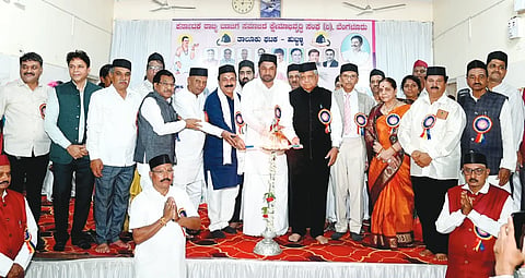 Banajig society ಹುಬ್ಬಳ್ಳಿಯ ಲಿಂಗರಾಜನಗರ ಸಮುದಾಯ ಭವನದಲ್ಲಿ ಭಾನುವಾರ ಬಣಜಿಗ ಸಮಾಜದ ಕ್ಷೇಮಾಭಿವೃದ್ಧಿ ಸಂಘ ತಾಲೂಕು ಘಟಕದ ವತಿಯಿಂದ ಏರ್ಪಡಿಸಿದ್ದ ಪ್ರತಿಭಾ ಪುರಸ್ಕಾರ ಸಮಾರಂಭವನ್ನು ಮಾಜಿ ಸಿಎಂ ಜಗದೀಶ ಶೆಟ್ಟರ್​, ಶಾಸಕ ಮಹೇಶ ಟೆಂಗಿನಕಾಯಿ ಉದ್ಘಾಟಿಸಿದರು. ಡಾ. ಎ.ಸಿ. ವಾಲಿ ಮಹಾರಾಜರು, ಶಂಕರಣ್ಣ ಮುನವಳ್ಳಿ, ಗುರುಪಾದಪ್ಪ ಶಿರೂರ, ತಾರಾದೇವಿ ವಾಲಿ, ಚನ್ನವಿರ ಮುಂಗರವಾಡಿ ಇತರರು ಇದ್ದರು.