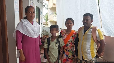 ಉಡುಪಿ ರೈಲ್ವೆ ನಿಲ್ದಾಣದಲ್ಲಿಒಂಟಿಯಾಗಿ ಪತ್ತೆಯಾಗಿದ್ದ ಪಶ್ಚಿಮ ಬಂಗಾಳ ಮೂಲದ ಬಾಲಕನನ್ನು ಪಾಲಕರಿಗೆ ಹಸ್ತಾಂತರಿಸಲಾಯಿತು.