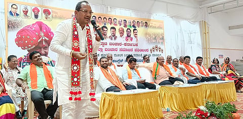 ಬೀದರ್‌ನಲ್ಲಿ ಆಯೋಜಿಸಿದ ಬಂಜಾರ ಸಮಾಜದ ಜನಜಾಗೃತಿ ಸಮಾವೇಶದಲ್ಲಿ ಶಾಸಕ ಪ್ರಭು ಚವ್ಹಾಣ್ ಮಾತನಾಡಿದರು. ಶಾಸಕ ಡಾ.ಚಂದ್ರು ಲಮಾಣಿ, ಮಾಜಿ ಸಂಸದ ಡಾ.ಉಮೇಶ ಜಾಧವ್, ಮಣಿಕಂಠ ರಾಠೋಡ್, ಲಿಂಬಾ ನಾಯಕ್, ಅಣ್ಣಾರಾವ ರಾಠೋಡ್ ಇತರರಿದ್ದರು.
