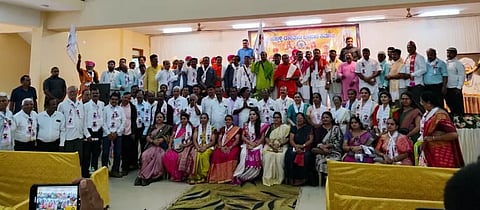 banjara unity ಬಂಜಾರ ಏಕತಾ ಸಂಕಲ್ಪ ಯಾತ್ರೆ ಅಂಗವಾಗಿ ಹುಬ್ಬಳ್ಳಿಗೆ ಆಗಮಿಸಿದ ಆಂಧ್ರಪ್ರದೇಶದ ಸೇವಾಗಡದ ಧರ್ಮಾಧಿಕಾರಿ ಶ್ರೀ ಮಹಾರಾಜರು, ಮಹಾರಾಷ್ಟ್ರದ ಪೌರಾಗಡದ ಧರ್ಮಗುರು ಶ್ರೀ ಬಾಬುಸಿಂಗ್​ ಮಹಾರಾಜರು, ಕರ್ನಾಟಕದ ಚಿತ್ರದುರ್ಗ ಬಂಜಾರ ಗುರುಪೀಠದ ಶ್ರೀ ಸರ್ದಾರ್​ ಸೇವಾಲಾಲ ಮಹಾರಾಜರಿಗೆ ನವನಗರದ ಬಂಜಾರ ಭವನದಲ್ಲಿ ಸತ್ಕರಿಸಲಾಯಿತು. ಶ್ರೀ ತಿಪ್ಪೇಶ್ವರ ಸ್ವಾಮೀಜಿ, ಪಾಂಡುರಂಗ ಪಮ್ಮಾರ, ಪಿ.ಎಸ್​. ರಜಪೂತ, ಇತರರು ಇದ್ದರು.