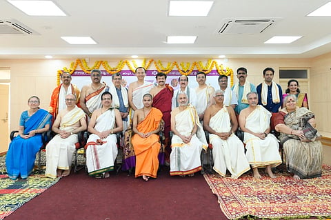 ಉಡುಪಿಯ ಕರ್ಣಾಟಕ ಬ್ಯಾಂಕ್​ ಶಾಖೆಯಲ್ಲಿ ವೇದವರ್ಧನ ತೀರ್ಥ ಶ್ರೀಪಾದರ ಪಾದಪೂಜೆ ನೆರವೇರಿಸಲಾಯಿತು. ರಾಘವೇಂದ್ರ ಎಸ್​. ಭಟ್, ಪ್ರದೀಪಕುಮಾರ್​ ಪಂಜ, ಬಾಲಕೃಷ್ಣ ಅಲ್ಸೆ, ಜೀವನ್​ ದಾಸ್​ ನಾರಾಯಣ್​, ಹರೀಶ್​ ಎಚ್​.ವಿ., ರಾಜಾ ಬಿ.ಎಸ್​., ಚಂದ್ರಶೇಖರ್​, ಶಾಮ್​ ಕೆ., ಪಲ್ಲವಿ ಟಿ.ಎಸ್​. ಇತರರಿದ್ದರು.