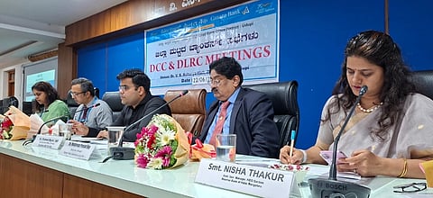 ಉಡುಪಿಯಲ್ಲಿ ನಡೆದ ಜಿಲ್ಲಾ ಲೀಡ್​ ಬ್ಯಾಂಕ್​ ಪ್ರಗತಿ ಪರಿಶೀಲನಾ ಸಭೆಯಲ್ಲಿ ಪ್ರತೀಕ್​ ಬಾಯಲ್​ ಮಾತನಾಡಿದರು. ಮಹಾಮಾಯಪ್ರಸಾದ್​, ನಿಶಾ ಠಾಕೂರ್​, ಸಂಗೀತಾ ಕೆ., ಹರೀಶ್​ ಜಿ. ಇತರರಿದ್ದರು.