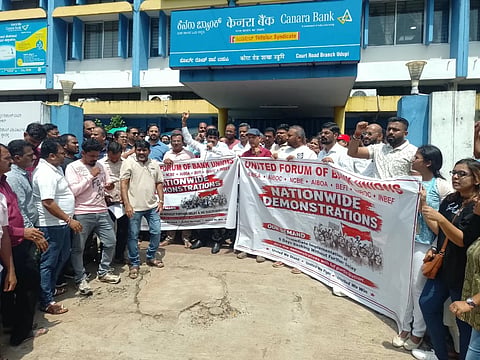ವಾರದಲ್ಲಿ 5 ದಿನ ಮಾತ್ರ ಬ್ಯಾಂಕಿಂಗ್​ ವ್ಯವಸ್ಥೆ ಜಾರಿಗೊಳಿಸುವಂತೆ ಆಗ್ರಹಿಸಿ ಉಡುಪಿಯಲ್ಲಿ ಅಖಿಲ ಭಾರತೀಯ ಬ್ಯಾಂಕ್​ ನೌಕರರ ಸಂಘಗಳ ಒಕ್ಕೂಟ ಪ್ರತಿಭಟಿಸಿತು. ಹರೀಶ್​ ಶೆಟ್ಟಿ, ಸಚಿನ್​ ಶೆಟ್ಟಿ, ಮುರಳೀಧರ್​, ಸುಪ್ರಿಯಾ, ನಾಗೇಶ್​ ನಾಯಕ್​ ಇತರರಿದ್ದರು.