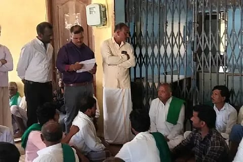 ಬ್ಯಾಡಗಿ ತಾಲೂಕಿನ ಚಿಕ್ಕಬಾಸೂರು ಗ್ರಾಮದ ಗ್ರಾಮೀಣ ಬ್ಯಾಂಕ್ ಶಾಖೆಗೆ ರೈತ ಸಂಘದ ಕಾರ್ಯಕರ್ತರು ಬೀಗ ಜಡಿದು ಪ್ರತಿಭಟನೆ (protest)ನಡೆಸಿದರು. 