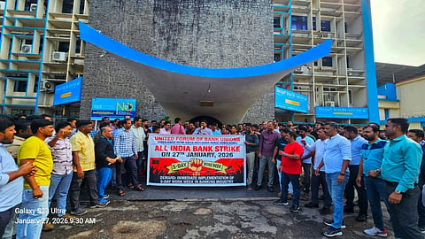 ವಾರದಲ್ಲಿ ಐದೇ ದಿನ ಕೆಲಸ ನಿಗದಿ ಮಾಡುವಂತೆ ಆಗ್ರಹಿಸಿ ಮಣಿಪಾಲದಲ್ಲಿ ಕೆನರಾ ಬ್ಯಾಂಕ್​ ಆಫೀಸರ್ಸ್​ ಅಸೋಶಿಯೇಷನ್​ನ ಪದಾಧಿಕಾರಿಗಳು ಪ್ರತಿಭಟಿಸಿದರು. ಸಚಿನ್​ ಶೆಟ್ಟಿ, ಸೂರಜ್​ ಆರ್​. ಉಪ್ಪೂರು, ವಿಶಾಲ್​ ಸಿಂಗ್​, ರೋಹಿತ್​, ಸಾಯಿಪ್ರಿಯಾ, ದುರ್ಗಾಪ್ರಸಾದ್​ ಶೆಟ್ಟಿ ಇತರರಿದ್ದರು.