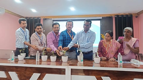 ಮಂಡ್ಯ ತಾಲೂಕು ಮಂಗಲ ಗ್ರಾಮದಲ್ಲಿ ಆಯೋಜಿಸಿದ್ದ ತರಬೇತಿ ಕಾರ್ಯಾಗಾರವನ್ನು ಪಿಡಿಒ ಕೃಷ್ಣೇಗೌಡ ಗಿಡಕ್ಕೆ ನೀರೆರೆಯುವ ಮೂಲಕ ಉದ್ಘಾಟಿಸಿದರು.