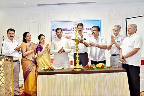 ಉಡುಪಿ ಇಂಡಸ್ಟ್ರೀಯಲ್​ ಕೋ-ಆಪರೇಟಿವ್​ ಸೊಸೈಟಿ ಸಿಬ್ಬಂದಿಗೆ ಆಯೋಜಿಸಿದ್ದ ತರಬೇತಿ ಕಾರ್ಯಕ್ರಮವನ್ನು ಪ್ರಸಾದ್​ ಶೆಟ್ಟಿ ಕುತ್ಯಾರು ಉದ್ಘಾಟಿಸಿದರು. ಅರುಣಕುಮಾರ್​ ಶೆಟ್ಟಿ, ಬಿ. ಜಯಕರ್​ ಶೆಟ್ಟಿ ಇಂದ್ರಾಳಿ, ಅನೂಷಾ ಕೋಟ್ಯಾನ್​, ಎಂ. ಗಣೇಶ್​ ಕಿಣಿ, ಬಿಂದು ನಾಯರ್​ ಇತರರಿದ್ದರು.