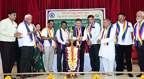 ಉಡುಪಿಯಲ್ಲಿ ಆಯೋಜಿಸಿದ್ದ ಕೋ-ಆಪರೇಟಿವ್​ ಬ್ಯಾಂಕ್​ಗಳ ವಿಚಾರ ಸಂಕಿರಣವನ್ನು ಎಚ್​.ಜಯಪ್ರಕಾಶ್​ ಕೆದ್ಲಾಯ ಉದ್ಘಾಟಿಸಿದರು. ಬನಶಂಕರಿ ಎಚ್​.ಆರ್​., ಶಿವಕುಮಾರ್​ ಗುಂಡಗಿ, ಅಂಬೋರೆ ಪಿ. ಸುರೇಶ್​, ದಿನಕರ್​ ಶೆಟ್ಟಿ ಅಂಪಾರು, ಹರಿಶ್ಚಂದ ಅಮೀನ್​, ಕೃಷ್ಣ ಕೆ., ಮಂಜುನಾಥ್​ ಎಸ್​.ಕೆ., ಅನಿಲ್​ ಎಚ್​. ಕೆರೆಸೂರ್​ ಇತರರಿದ್ದರು.