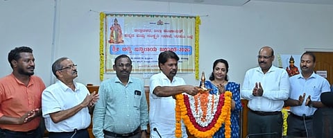 ಉಡುಪಿಯಲ್ಲಿ ಆಯೋಜಿಸಿದ್ದ ಅಗ್ನಿ ಬನ್ನಿರಾಯ ಜಯಂತಿಯನ್ನು ಎಂ.ಎ. ಗಪೂರ್​ ಉದ್ಘಾಟಿಸಿದರು. ಸುಬ್ರಹ್ಮಣ್ಯ, ಡಾ.ಶ್ರೀಕಾಂತ್​ ಸಿದ್ಧಾಪುರ, ಪೂರ್ಣಿಮಾ, ನವನೀತ್​, ರಾಮಾಂಜಿ ನಮ್ಮಭೂಮಿ ಇದ್ದರು.