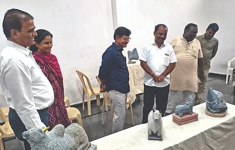ಕಲಬುರಗಿ ಅಂಕುರ ಆರ್ಟ್​ ಗ್ಯಾಲರಿಯಲ್ಲಿ ಭಾನುವಾರ ಆಯೋಜಿಸಿದ್ದ ಶಿಲ್ಪಕಲಾ ಪ್ರದರ್ಶನವನ್ನು ಅತಿಥಿಗಳು ವೀಕ್ಷಿಸಿದರು. ಡಾ.ಶಿವಾನಂದ ಬಂಟನೂರ, ಉತ್ತರದೇವಿ, ಎಂ.ಎಚ್​.ಬೆಳಮಗಿ, ಹಣಮಂತ ಬಾಡದ, ಬಿ.ಎನ್​.ಪಾಟೀಲ್​ ಇತರರಿದ್ದರು.