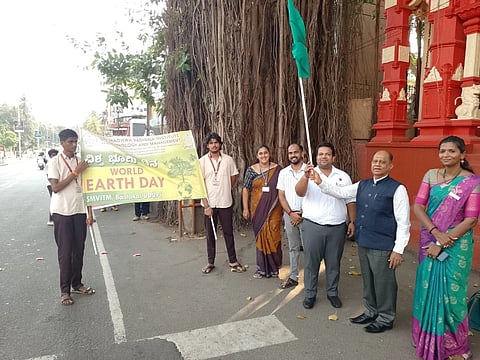 ಉಡುಪಿಯ ಜೋಡುಕಟ್ಟೆಯಲ್ಲಿ ಬಂಟಕಲ್​ನ ಶ್ರೀ ಮಧ್ವ ವಾದಿರಾಜ ತಾಂತ್ರಿಕ ವಿದ್ಯಾಲಯದಿಂದ ಆಯೋಜಿಸಿದ್ದ ಪರಿಸರ ರಕ್ಷಣೆ ಜಾಥಾಕ್ಕೆ ರಾಧಾಕೃಷ್ಣ ಎಸ್​. ಐತಾಳ್​ ಚಾಲನೆ ನೀಡಿದರು. ಡಾ. ನಾಗರಾಜ ಭಟ್ಟ, ದೀಪಿಕಾ ಬಿ.ವಿ., ಸುರೇಶ್​ ಕೋಟ್ಯಾನ್​, ಸಚಿನ್​ ಪ್ರಭು ಇದ್ದರು.