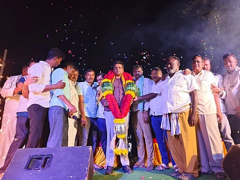 ಬಸರಾಳು ಗ್ರಾಮದಲ್ಲಿ ಆಯೋಜಿಸಿದ್ದ ಸಮಾರಂಭದಲ್ಲಿ ಶಾಸಕ ಪಿ.ರವಿಕುಮಾರ್ ಗಣಿಗ ಅವರನ್ನು ಗ್ರಾಮಸ್ಥರು ಅಭಿನಂದಿಸಿದರು.  