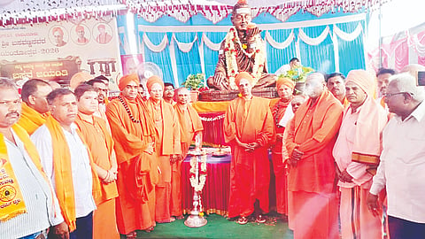 ರಾವಂದೂರು ಗ್ರಾಮದಲ್ಲಿ ಬಸವ ಬಳಗದ ವತಿಯಿಂದ ಆಯೋಜಿಸಿದ್ದ ಬಸವ ಜಯಂತಿ ಕಾರ್ಯಕ್ರಮವನ್ನು ಗಣ್ಯರು ಉದ್ಘಾಟಿಸಿದರು. ಸಿದ್ದಲಿಂಗ ಸ್ವಾಮೀಜಿ, ತ್ರಿನೇತ್ರ ಮಹಾಂತ ಶಿವಯೋಗಿ ಸ್ವಾಮೀಜಿ, ನಟರಾಜ ಸ್ವಾಮೀಜಿ ಇತರರು ಇದ್ದರು.