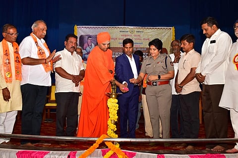   ಮಂಡ್ಯ ನಗರದಲ್ಲಿ ಕಲಾಮಂದಿರದಲ್ಲಿ ಆಯೋಜಿಸಿದ್ದ ವಿಶ್ವಗುರು ಬಸವೇಶ್ವರ ಜಯಂತ್ಯುತ್ಸವವನ್ನು ಜಿಲ್ಲಾಧಿಕಾರಿ ಡಾ.ಕುಮಾರ ಉದ್ಘಾಟಿಸಿದರು. 
