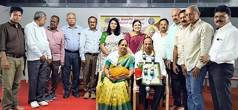 ಮಂಡ್ಯ ನಗರದಲ್ಲಿರುವ ವೀರಶೈವ ವಿದ್ಯಾರ್ಥಿ ನಿಲಯ ಆವರಣದಲ್ಲಿ ಜಗದ್ಗುರು ಬಸವೇಶ್ವರ ಪತ್ತಿನ ಸಹಕಾರ ಸಂಘ ಅಧ್ಯಕ್ಷ ಕೆ.ಎಸ್.ಷಡಕ್ಷರಿ ಅವರಿಗೆ ಬಸವಶ್ರೀ ಪ್ರಶಸ್ತಿ ಪ್ರದಾನ ಮಾಡಲಾಯಿತು. 