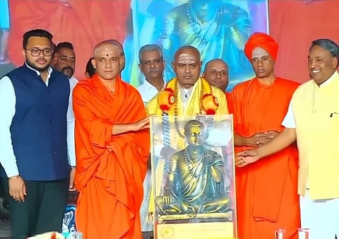 ಶಾಸಕ ಎಸ್.ಟಿ.ಸೋಮಶೇಖರ್ ಅವರಿಗೆ ಜಗಜ್ಯೋತಿ ಬಸವೇಶ್ವರ ಪುತ್ಥಳಿಯನ್ನು ನೀಡಿ ಸನ್ಮಾನಿಸಲಾಯಿತು. ಸಿದ್ದಗಂಗೆ ಶ್ರೀಗಳು, ಆದಿಚುಂಚನಗಿರಿ ಶ್ರೀಗಳು, ಆರ್.ಬಿ.ಬಸವರಾಜ್ ಮತ್ತಿತರರಿದ್ದರು. 
