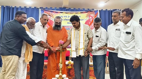 ಮಂಡ್ಯ ನಗರದ ಗಾಂಧಿಭವನದಲ್ಲಿ ಆಯೋಜಿಸಿದ್ದ ಆಧ್ಯಾತ್ಮಿಕ ಕಾರ್ಯಕ್ರಮವನ್ನು ಮುಡುಕನಪುರ ಮಠದ  ಷಡಕ್ಷರ ದೇಶಿಕೇಂದ್ರ ಸ್ವಾಮೀಜಿ ಉದ್ಘಾಟಿಸಿದರು. 