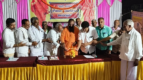ಮಳವಳ್ಳಿ ತಾಲೂಕು ಚಿಕ್ಕಮುಲಗೂಡು ಗ್ರಾಮದಲ್ಲಿ ಆಯೋಜಿಸಿದ್ದ ಬಸವಜ್ಯೋತಿ ಕಾರ್ಯಕ್ರಮವನ್ನು ಷಡಕ್ಷರಿ ದೇಶಿಕೇಂದ್ರ ಸ್ವಾಮೀಜಿ ಉದ್ಘಾಟಿಸಿದರು.