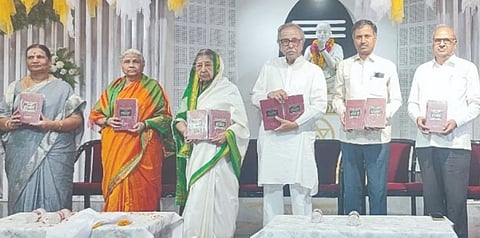 ಕಲಬುರಗಿ ಬಸವ ಸಮಿತಿ ಅನುಭವ ಮಂಟಪದಲ್ಲಿ ವಿಶ್ವ ಬಸವ ಜಯಂತಿ ಅಂಗವಾಗಿ ಭಾನುವಾರ ಆಯೋಜಿಸಿದ್ದ ಸಮಾರಂಭದಲ್ಲಿ ವಚನ ನೈಜ ಗದ್ಯಾನುವಾದ ಗ್ರಂಥವನ್ನು ಡಾ.ಅರವಿಂದ ಜತ್ತಿ ಬಿಡುಗಡೆ ಮಾಡಿದರು. ಡಾ.ವಿಲಾಸವತಿ ಖೂಬಾ, ಡಾ.ವೀರಣ್ಣ ದಂಡೆ, ಡಾ.ಜಯಶ್ರೀ ದಂಡೆ, ಡಾ.ಶ್ರೀಕಾಂತ ಪಾಟೀಲ್​, ಡಾ.ಚಿತ್ಕಳಾ ಹಿರೇಮಠ್​ ಇದ್ದರು.