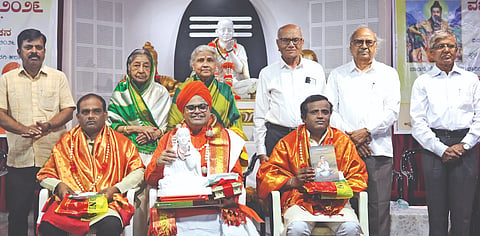 ಕಲಬುರಗಿ ಜಯನಗರ ಅನುಭವ ಮಂಟಪದಲ್ಲಿ ಬಸವ ಸಮಿತಿ ಸೋಮವಾರ ಆಯೋಜಿಸಿದ್ದ ವಚನ ಆಷಾಢ ಪ್ರವಚನ ಮಾಲಿಕೆ ಸಮಾರೋಪದಲ್ಲಿ ಮುದಗಲ್​ ಕಲ್ಯಾಣಾಶ್ರಮದ ಪೂಜ್ಯ ಮಹಾಂತ ಸ್ವಾಮಿಗಳು, ಕಲಾವಿದರಾದ ಶಂಕ್ರಯ್ಯ ಗುರುಮಠ, ಬಸವರಾಜ ಹೊನ್ನಿಗನೂರ ಅವರನ್ನು ಸತ್ಕರಿಸಲಾಯಿತು. ಡಾ.ವಿಲಾಸವತಿ ಖೂಬಾ, ಡಾ.ವೀರಣ್ಣ ದಂಡೆ, ಡಾ.ಜಯಶ್ರೀ ದಂಡೆ, ಪ್ರೊ.ಕೆ.ಎಸ್​.ವಾಲಿ, ಡಾ.ಶಿವರಂಜನ್​ ಸತ್ಯಂಪೇಟೆ ಇದ್ದರು.