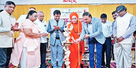 basav peeth ಹುಬ್ಬಳ್ಳಿಯ ಶ್ರೀ ಜಗದ್ಗುರು ಮೂರುಸಾವಿರ ಮಠದ ಮೂಜಗಂ ಸಭಾಭವನದಲ್ಲಿ ಆಯೋಜಿಸಿದ್ದ "ವಚನಾಮೃತ- 250ರ ಸಂಭ್ರಮ' ಕಾರ್ಯಕ್ರಮವನ್ನು ಪ್ರೊ. ಎ.ಎಂ. ಖಾನ್​ ಉದ್ಘಾಟಿಸಿದರು. ಡಾ. ಗುರುಸಿದ್ಧ ರಾಜಯೋಗೀಂದ್ರ ಸ್ವಾಮೀಜಿ ಪ್ರೊ. ಕೆ.ಬಿ. ಗುಡಸಿ, ಪ್ರೊ. ವೀರಣ್ಣ ರಾಜೂರ, ಡಾ. ಸಿ.ಎಂ. ಕುಂದಗೋಳ, ಇತರರು ಇದ್ದರು.