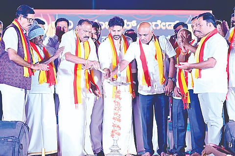  ಅರಸೀಕೆರೆ ನಗರದ ಬಸವರಾಜೇಂದ್ರ ಪ್ರೌಢಶಾಲಾ ಆವರಣದಲ್ಲಿ ಡಾಲಿ ಧನಂಜಯ್ ಬ್ರಿಗೇಡ್ ವತಿಯಿಂದ ಭಾನುವಾರ ರಾತ್ರಿ ಹಮ್ಮಿಕೊಂಡಿದ್ದ ಕನ್ನಡ ರಾಜ್ಯೋತ್ಸವ ಸಮಾರಂಭವನ್ನು ನಟ ಡಾಲಿ ಧನಂಜಯ್, ಕೆ.ಎಂ.ಶಿವಲಿಂಗೇಗೌಡ ಉದ್ಘಾಟಿಸಿದರು. ಶೇಖರಪ್ಪ, ಚಂದ್ರಶೇಖರ್, ಬಿಳಿಚೌಡಯ್ಯ, ಗಂಗಾಧರ್ ಇತರರಿದ್ದಾರೆ.