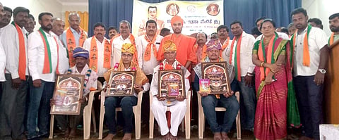 ಮಂಡ್ಯ ನಗರದ ಗಾಂಧಿಭವನದಲ್ಲಿ ಆಯೋಜಿಸಿದ್ದ ಸಮಾರಂಭದಲ್ಲಿ ವಿವಿಧ ಕ್ಷೇತ್ರಗಳ ಸಾಧಕರಿಗೆ ಶರಣರ ಸಂಘಟನಾ ವೇದಿಕೆ ವತಿಯಿಂದ ಬಸವಶ್ರೀ ಪ್ರಶಸ್ತಿ ನೀಡಿ ಗೌರವಿಸಲಾಯಿತು.