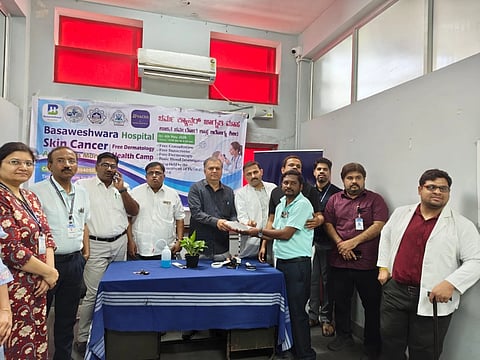 ಕಲಬುರಗಿ ಬಸವೇಶ್ವರ ಆಸ್ಪತ್ರೆಯಲ್ಲಿ ಸೋಮವಾರ ಆಯೋಜಿಸಿದ್ದ ಚರ್ಮರೋಗ ತಪಾಸಣೆ ಉಚಿತ ಶಿಬಿರದಲ್ಲಿ ರೋಗಿಗಳಿಗೆ ಔಷಧಿ, ಸನ್​ ಸ್ಕ್ರೀನ್​ ಲೋಷನ್​ ವಿತರಿಸಲಾಯಿತು. ಡಾ.ನಾಗೇಂದ್ರ ಮಂಠಾಳೆ, ಡಾ.ವಿಜಯಕುಮಾರ ಕಪ್ಪಿಕೇರಿ, ಡಾ.ಮಲ್ಲಿಕಾರ್ಜುನ ತೆಗನೂರ, ಡಾ.ಎಂ.ಆರ್​.ಪೂಜಾರಿ ಇತರರಿದ್ದರು.