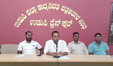ಉಡುಪಿಯ ಪತ್ರಿಕಾ ಭವನದಲ್ಲಿ ಪ್ರಸಾದ್​ರಾಜ್​ ಕಾಂಚನ್​ ಮಾತನಾಡಿದರು. ಎ.ಕೆ. ಹುಸೇನ್​, ವಿನಯ್​, ನಂದಕಿಶೋರ್​ ಇದ್ದರು.