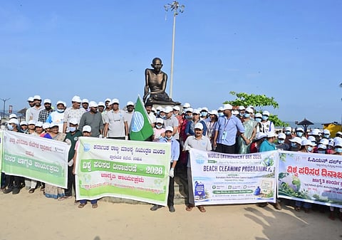 ಉಡುಪಿ ಮಲ್ಪೆಯ ಬೀಚ್​ನಲ್ಲಿ ಆಯೋಜಿಸಿದ್ದ ಸ್ವಚ್ಛತಾ ಕಾರ್ಯಕ್ರಮವನ್ನು ನ್ಯಾ.ಮನು ಪಟೇಲ್​ ಬಿ.ವೈ. ಉದ್ಘಾಟಿಸಿದರು. ರಾಜಶೇಖರ್​ ಬಿ. ಪುರಾಣಿಕ್​, ಕೆ. ಕೀರ್ತಿ ಕುಮಾರ್​, ಶ್ರೀನಿಕೇತನ್​, ಜಯಪ್ರಕಾಶ್​ ನಾಯಕ್​, ಡಾ. ಅಮೃತಾ ಎ.ಎಸ್​. ಹಾಗೂ ವಿದ್ಯಾರ್ಥಿಗಳು ಇದ್ದರು.