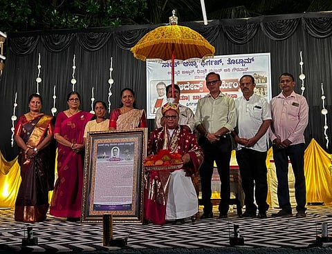 ಮಲ್ಪೆಯ ತೊಟ್ಟಂ ಸಂತ ಅನ್ನಮ್ಮ ಚರ್ಚ್​ನಿಂದ ವರ್ಗಾವಣೆಗೊಂಡ ಡೆನಿಸ್​ ಡೆಸಾ ಅವರನ್ನು ಸನ್ಮಾನಿಸಲಾಯಿತು. ರಮೇಶ್​ ತಿಂಗಳಾಯ, ಫೆಲಿಶಾ ಡಿ'ಆಲ್ಮೇಡಾ, ವೆನಿಸಾ ಪಿಂಟೊ, ಬ್ಲೆಸಿಲ್ಲಾ ಕ್ರಾಸ್ತಾ, ದೊನಾತ್​ ಡಿ'ಆಲ್ಮೇಡಾ, ಜೇನ್​ ಡಿಸೋಜಾ, ಸಿಸ್ಟರ್​ ಸುಶ್ಮಾ ಲೂವಿಸ್​, ಕುಮಾರ್​ ಸಾಲಿನ್ಸ್​, ಶಾಂತಿ ಫೆರ್ನಾಂಡಿಸ್​ ಇದ್ದರು.