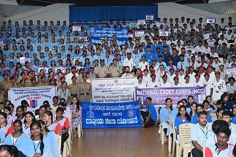 ಇಂದ್ರಪ್ರಸ್ಥ ಸಭಾಂಗಣದಲ್ಲಿ ಸೇರಿದ್ದ ಉಪನ್ಯಾಸಕರು ಸೇರಿದಂತೆ ಸಾವಿರಾರು ವಿದ್ಯಾರ್ಥಿಗಳು ಮಾದಕ ವಸ್ತು ವಿರುದ್ಧ ಪ್ರತಿಜ್ಞಾ ವಿಧಿ ಸ್ವೀಕರಿಸಿದರು.