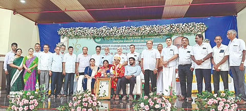  ಉಜಿರೆ ರಬ್ಬರ್ ಸೊಸೈಟಿ ಸಿಇಒ ಆಗಿ ಕರ್ತವ್ಯ ನಿರ್ವಹಿಸಿ ವಯೋನಿವೃತ್ತಿ ಹೊಂದಿದ ರಾಜು ಶೆಟ್ಟಿ ಹಾಗೂ ಮನೆಯವರನ್ನು ಅಭಿನಂದಿಸಲಾಯಿತು. ಕ್ಯಾಂಪ್ಕೊ ಅಧ್ಯಕ್ಷ ಎಸ್.ಆರ್.ಸತೀಶ್ಚಂದ್ರ,  ಶ್ರೀಧರ ಜಿ.ಭಿಡೆ, ಗಂಗಾಧರ ಗೌಡ, ಡಾ.ವಿಘ್ನೇಶ್ವರ ವರ್ಮುಡಿ ಇತರರು ಇದ್ದರು.  