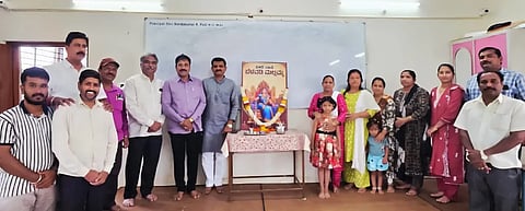 belavadi mallamma ಹುಬ್ಬಳ್ಳಿಯ ಬಸವ ಭವನದಲ್ಲಿ ಏರ್ಪಡಿಸಿದ್ದ ವೀರವನಿತೆ ಬೆಳವಡಿ ಮಲ್ಲಮ್ಮ ಜಯಂತಿ ಕಾರ್ಯಕ್ರಮದಲ್ಲಿ ರಾಜಶೇಖರ ಮೆಣಸಿನಕಾಯಿ, ನೀಲಕಂಠ ಅಸೂಟಿ, ನಂದಕುಮಾರ ಪಾಟೀಲ, ಬಸವರಾಜ ಕಿತ್ತೂರ, ಸಚಿನ್​ ಪಾಟೀಲ, ಇತರರು ಪಾಲ್ಗೊಂಡಿದ್ದರು.