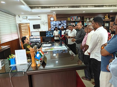 ಬೆಳ್ಳರ್ಪಾಡಿ ಶ್ರೀಮಹಾವಿಷ್ಣುಮೂರ್ತಿ ದೇವಸ್ಥಾನದ ನೂತನ ವ್ಯವಸ್ಥಾಪನಾ ಸಮಿತಿಯ ಆಯ್ಕೆ ತಡೆ ಹಿಡಿಯುವಂತೆ ಆಗ್ರಹಿಸಿ ಗ್ರಾಮಸ್ಥರು ಜಿಲ್ಲಾಧಿಕಾರಿ ಸ್ವರೂಪಾ ಟಿ.ಕೆ. ಅವರಿಗೆ ಮನವಿ ಸಲ್ಲಿಸಿದರು. ಬಿ.ಶಿವರಾಮ ಶೆಟ್ಟಿ, ವಿಜೇತಕುಮಾರ್​, ರಮೇಶ್​ ಸಾಲ್ಯಾನ್​, ಲಕ್ಷ್ಮೀನಾರಾಯಣ ಭಟ್​, ರೋಹಿತ್​ ಶೆಟ್ಟಿ, ಸತೀಶ್​ ಶೆಟ್ಟಿ, ರಾಧಾಕೃಷ್ಣ ಪ್ರಭು, ಸದಾಶಿವ ಸಾಲ್ಯಾನ್​, ಜಯಲಕ್ಷ್ಮೀ ಸೇರಿಗಾರ್​, ಪೂರ್ಣಿಮಾ ಶೆಟ್ಟಿ ಇದ್ದರು.